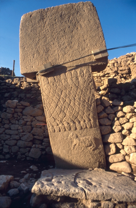 Pillar 1 in Enclosure A shows a net-like pattern formed of snakes and a ram (Photo: C. Gerber, coopyright DAI).