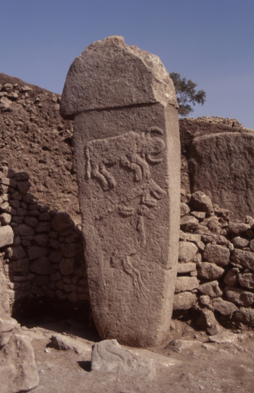 Pillar 2 in Enclosure A with a vertical sequence of three motifs: bull, fox and crane (Photo: C. Gerber, copyright DAI).