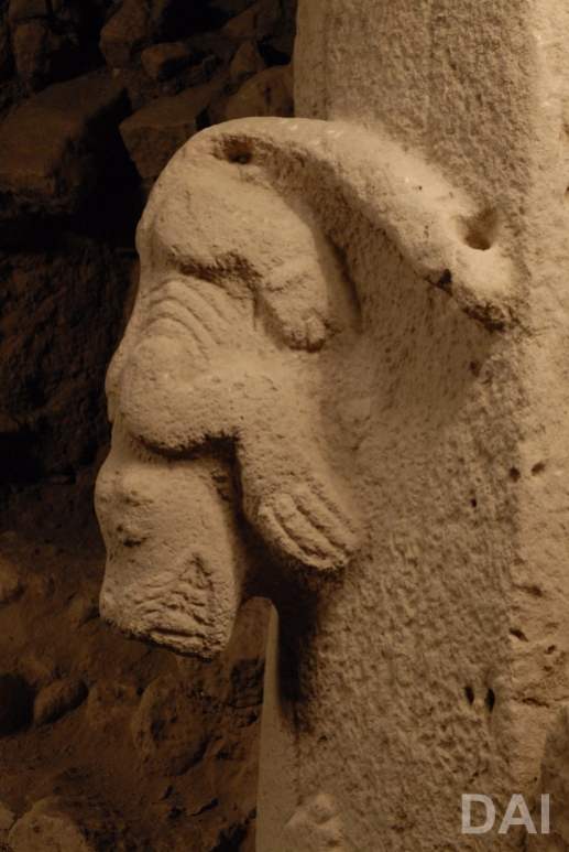 Detail of Pillar 27 in Enclosure C: high relief of a snarling predator.(Photo: Dieter Johannes, DAI)